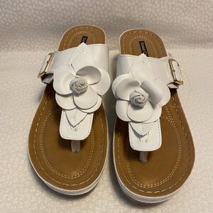 GOOD CHOICE White Flora Flower Thong Sandals